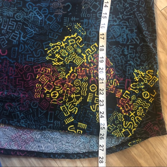 Fun pattern in this classic LuLaRoe top.🌷 - Picture 4 of 7